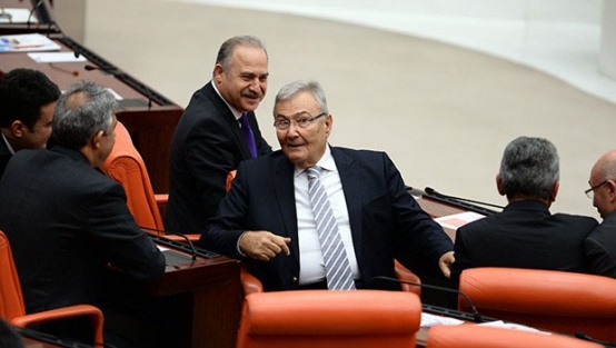 Deniz Baykal yeniden Genel Başkan koltuğunda