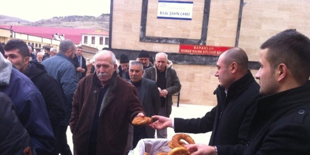 Yozgat’ta Cuma Namazı Sonrası Cemaate Çay Ve Simit İkrami