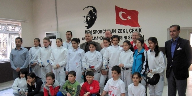 Milli Eskrim Sporcuları Uluslararası Turnuvaya Katılıyor