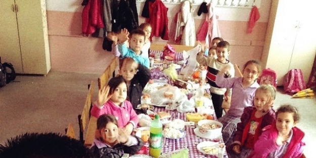 Öğretmen İle Öğrencilerin Yerli Malı Özçekimi