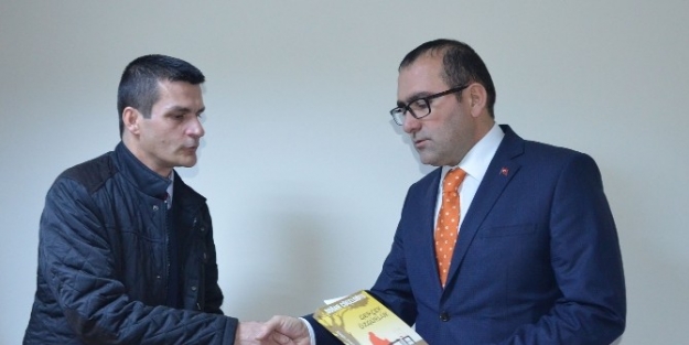 Öğretmenlere İletişim Dehasının Kitabı Hediye Edildi