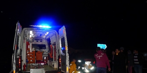 Karanlık Kavşakta Karşıdan Karşıya Geçerken Otomobilin Altında Kaldı