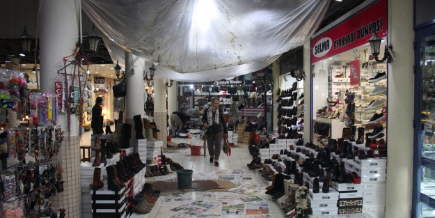 Bursa'da yağmur esnafı mağdur etti