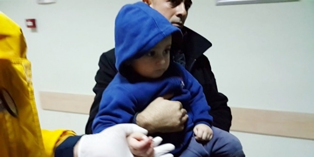 Parmaklarını Çelik Kapıya Sıkıştıran Çocuğu İtfaiye Kurtardı