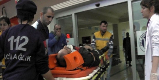 Işiklarda Bekleyen Otomobile Tır Çarpti: 2 Yaralı