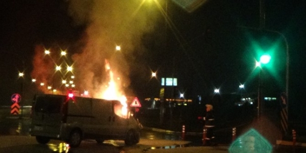 Abant Kavşağı’nda Minibüs Alev Alev Yandı