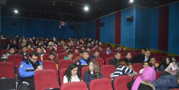 “onlar Bizim Geleceğimiz”projesi Öğrencileri Sinemada