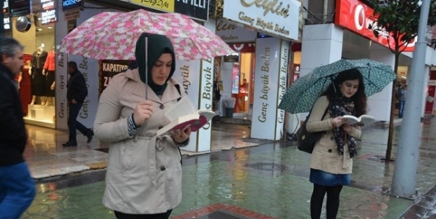 Kitap Okumaya Teşvik İçin Yağmur Altında Kitap Okudular