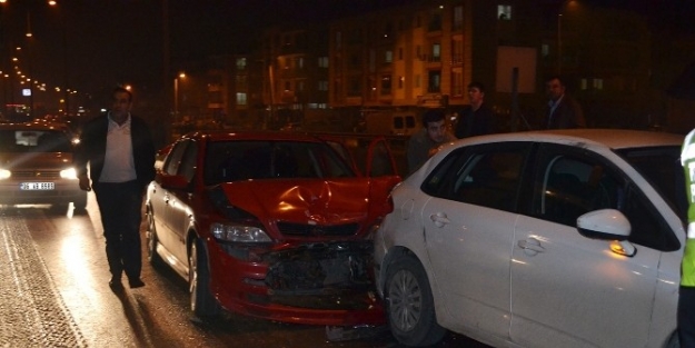 Kırmızı Işikta Üç Araç Birbirine Girdi