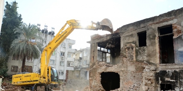 Muratpaşa Sinan Mahallesi’ndeki Metruk Binaları Yıkıyor