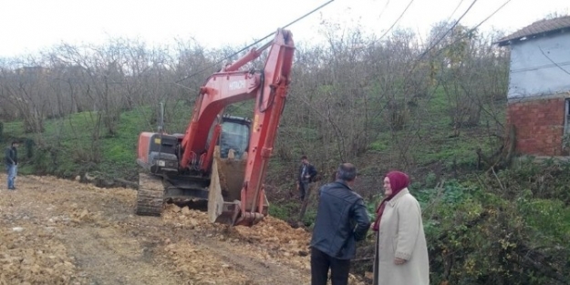 Akçakoca’da Heyelanın Bozduğu Köy Yolları Onarılıyor