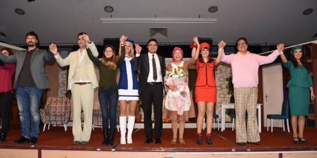 ’abim Geldi’ Oyunu İzleyenlerden Alkış Aldı