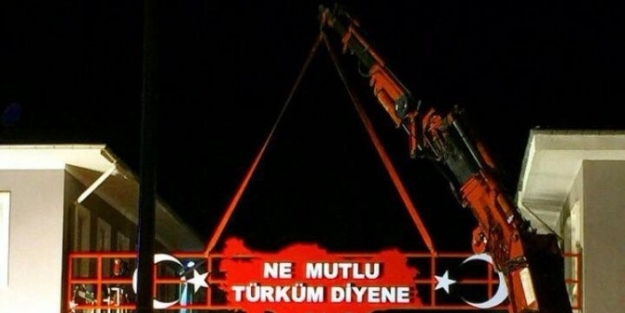 Tepkiler Üzerine ’ne Mutlu Türküm Diyene’ Tabelası Yeniden Asıldı