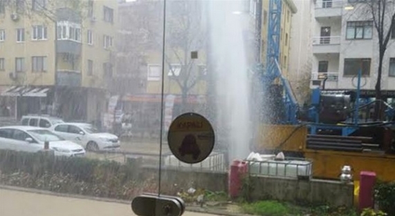 Metro çalışması sırasında su borusu patladı