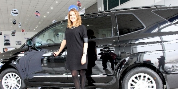 Ünlü Sunucu Fıstıkoğlu, Ssangyong Otomobillerini Tanıttı