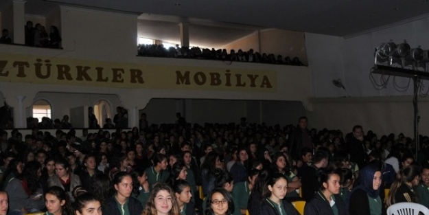 Anamur’da Pempe Aslında Siyahtır Tiyatrosu Sahnelendi