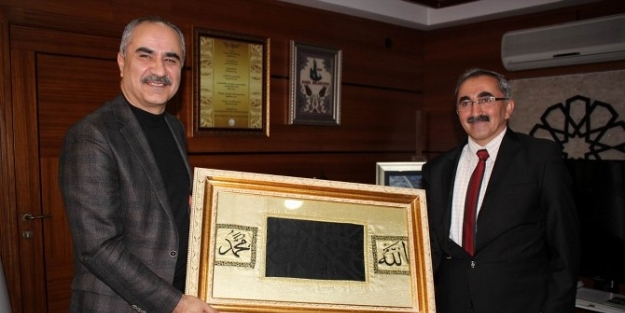 Başkan Aydın’a Kabe Örtüsü Hediye Edildi