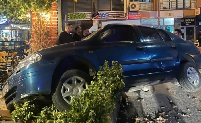 Bursa'da otomobille kafeye daldı