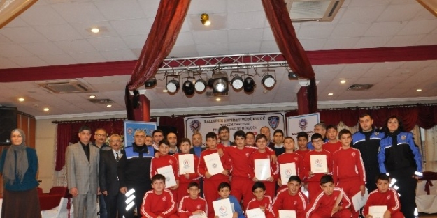 Büyükşehrin Parlayan Yıldızları Belgelerini Aldı