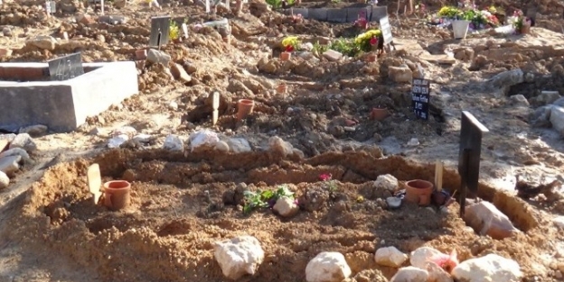 İzmir’de Mezarlıklar Sular Altında Kaldı