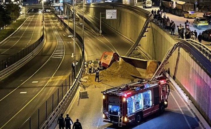 Hafriyat kamyonu 5 metre yükseklikten çevre yoluna düştü