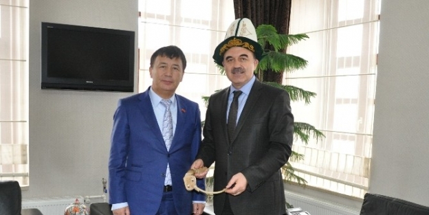 Kırgızistan Büyükelçisi Vali Erol’a Kalpak Giydirdi