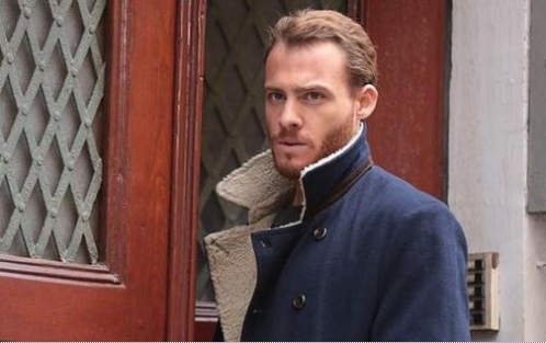 Kerem Bursin genç kızların elinden zor kurtuldu