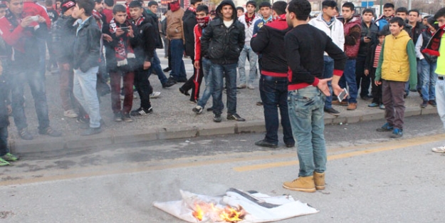 Beşiktaş pankartını yaktılar