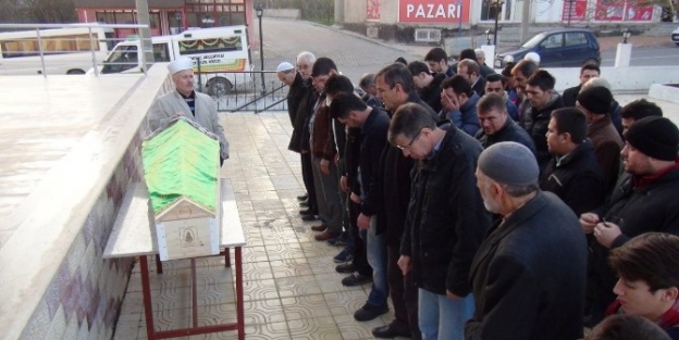 Yanlışlıkla Kestiği Diyaliz Borusu Sonucu Kan Kaybından Ölen Kadın Defnedildi