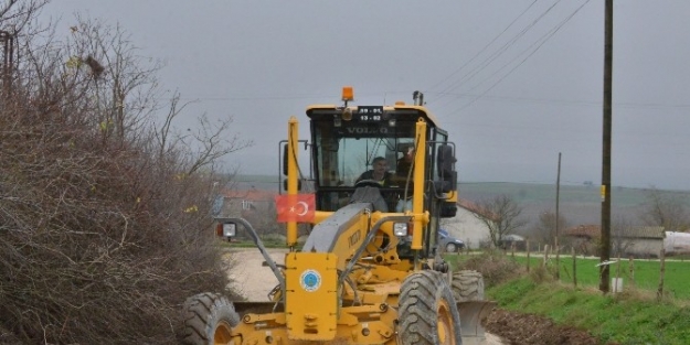 Kapaklı Belediyesi Bahçeağıl’ın Yollarını Yapıyor