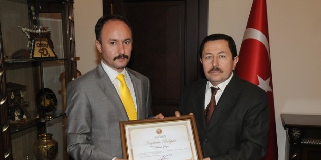 Vali’den Gazeteci Sezer’e Teşekkür Taltifi