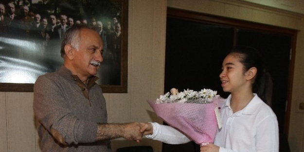 Bayraklı Belediyesi Okulların Hamisi