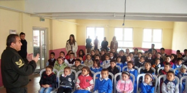 Jandarmadan Ortaokul Öğrenci İle Velilere Uyuşturucu Ve Madde Bağımlılığı Eğitimi