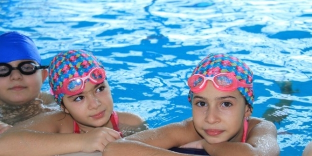 Buca’da ’özel Çocuklara’ Yüzme Şenliği