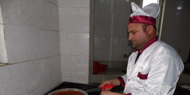 Gölbaşı’nda Hatay Künefesi İlgi Görüyor