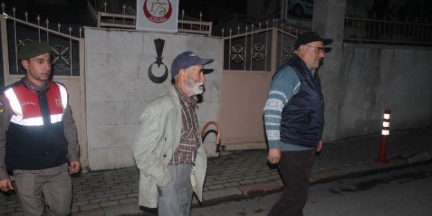 Kayıp Yaşlı Adamı Jandarma Bulup Ailesine Teslim Etti