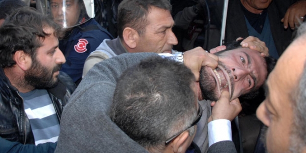 Polis gözaltına aldığı adamın ağzını yırtacaktı