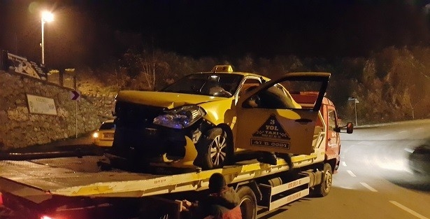 Direksiyonu Kilitlenen Ticari Taksi Duvara Çarpti: 1 Yaralı