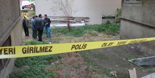 Liseli öğrenciler çarşafa sarılı bebek cesedi buldular