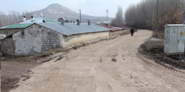 İpekyolu Belediyesi’nden Yol Yapım Çalişmasi