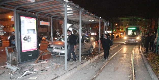 Otomobil Tramvay Durağına Girdi