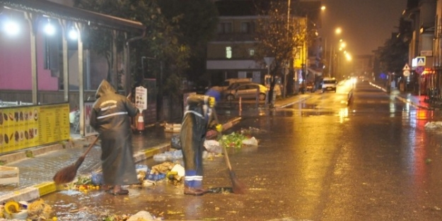 Kartepe’de Pazar Yerleri Belediye Ekipleri Tarafından Sürekli Temizleniyor