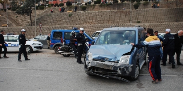 Askeri araçlar birbirine girdi