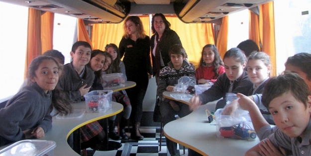 Bilim otobüsü gençlerle buluştu