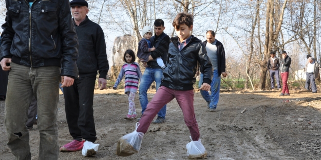 Bursa'da okul yolunda çamur çilesi!