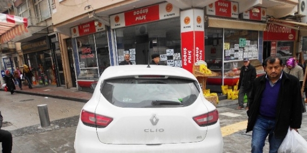 Kaldırıma Park Edenlere Ceza Yağdırıldı