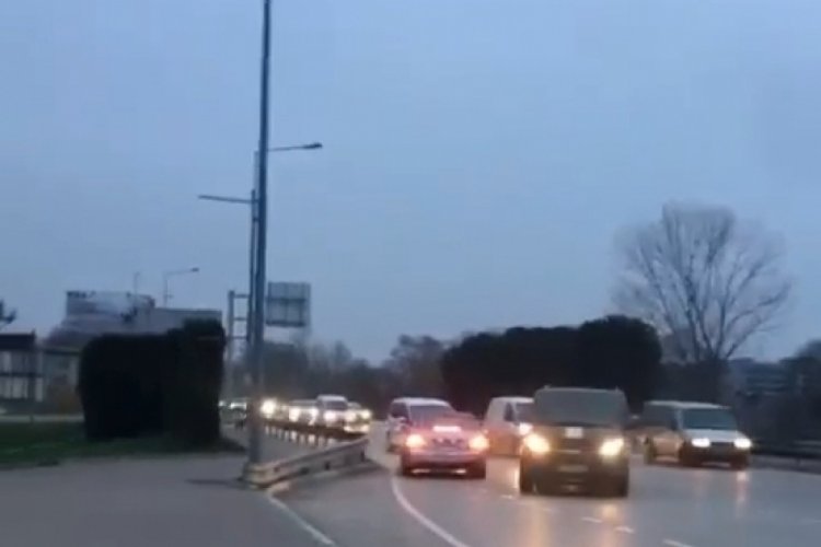 Bursa'da yolu karıştıran otomobil ters şeride girdi!