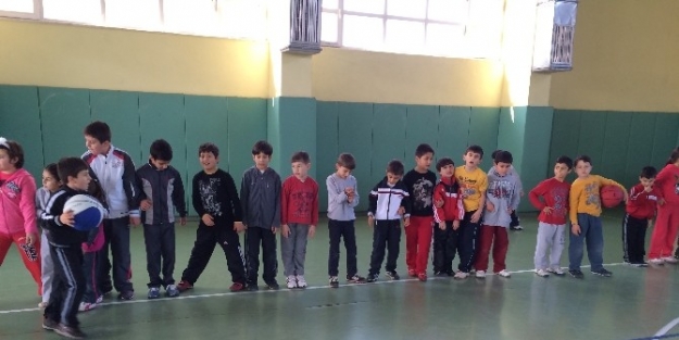 Kartepe’de Spor Okullarında Eğitimler Devam Ediyor