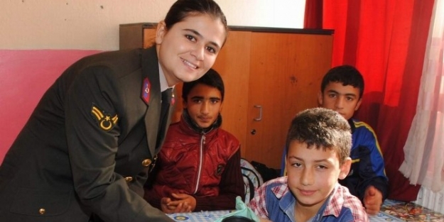 Jandarma Molotofla Yakılan Okulları Ziyaret Etti
