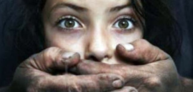 17 yaşındaki kıza 10 erkek tarafından...